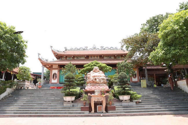 Dong Cao Pagoda offering to the rain retreat schools